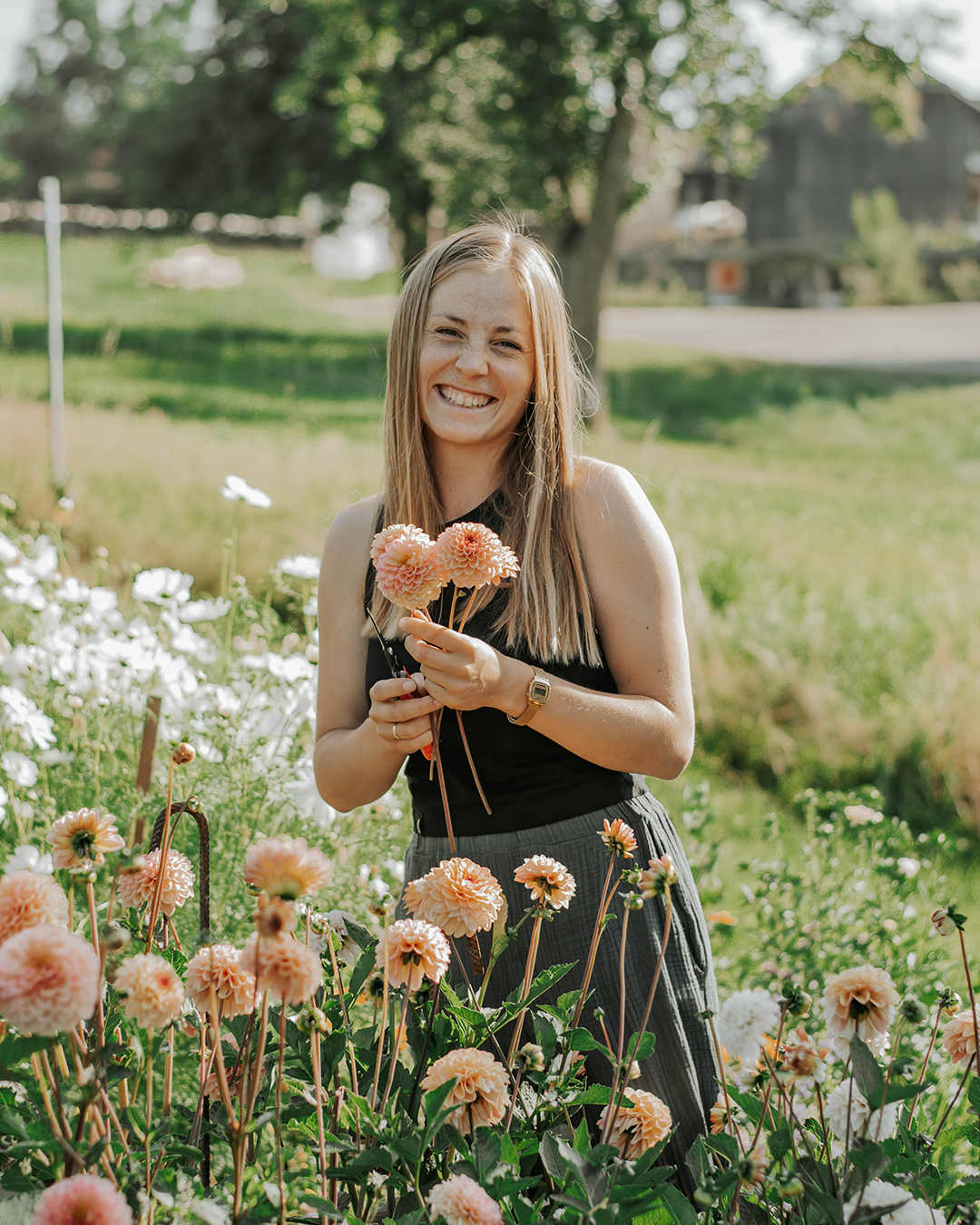 Lächelnde Frau in Blumenfeld